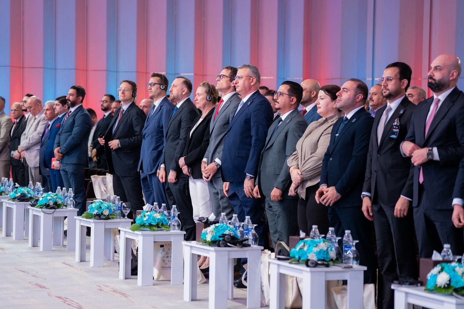 قد تكون صورة ‏‏‏‏١٢‏ شخصًا‏، و‏مِنبر‏‏ و‏زفاف‏‏