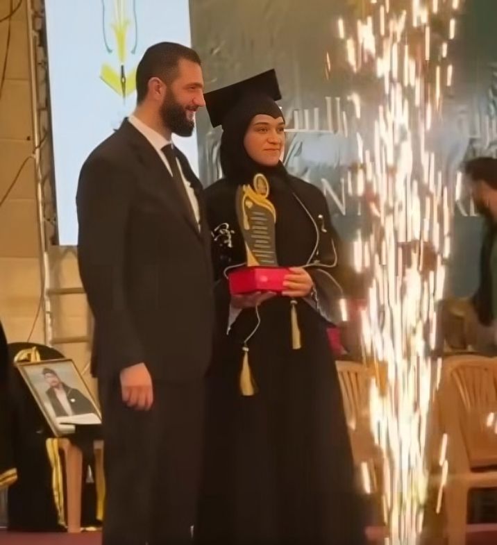 ظهور نادر للسيدة لطيفة الدروبي زوجة الرئيس السوري أحمد الشرع خلال حفل كبير