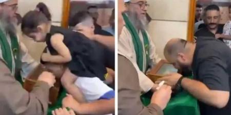 ”فيديو يُظهر تقبيل صندوق يحتوي ”شعر النبي”.. ما الحقيقة وراء هذه المزاعم؟” - تليجراف الخليج