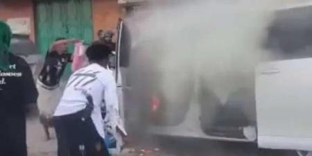 ”لحظة الرعب في المكلا: سيارة تتحول إلى كتلة نيران أمام المارة… والسائق ينجو في اللحظة الأخيرة!” - تليجراف الخليج