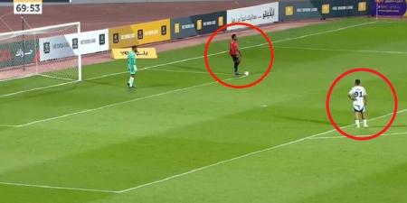 أغرب هدف في ملاعب السعودية.. من أتعس مدافع إلى أسعد مهاجم (فيديو) - تليجراف الخليج