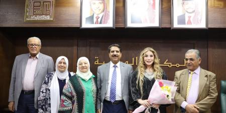 ندوة أدبية حول كتاب "فحوى التأويل" للكاتب علي القيسي برعاية الدكتورة والأديبة سارة طالب السهيل. - تليجراف الخليج