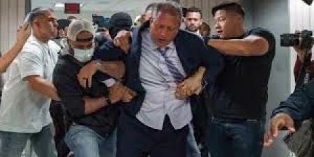 شاهد لحظة اعتقال المرشح لمنصب عمدة نيويورك واقتياده أمام الجميع بمحكمة الهجرة .. فيديو - تليجراف الخليج