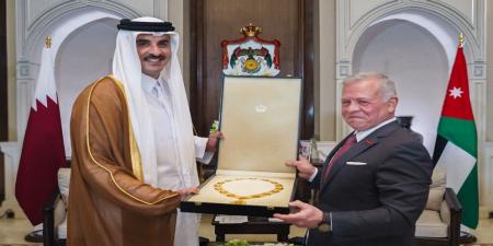 الملك يمنح أمير قطر قلادة الحسين بن علي - تليجراف الخليج