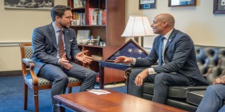 ولي العهد يبحث مع أعضاء في الكونغرس الأمريكي التطورات في المنطقة وجهود استعادة الاستقرار فيها - تليجراف الخليج