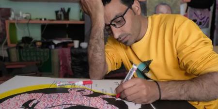أحمد مهنا.. فنان يرسم الجوع والأمل على صناديق المساعدات بغزة - تليجراف الخليج