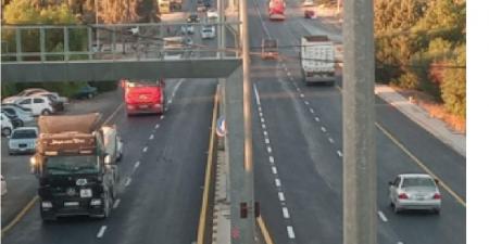 سقوط مدحلة من شاحنة على جسر مأدبا بسبب سوء التحميل - تليجراف الخليج