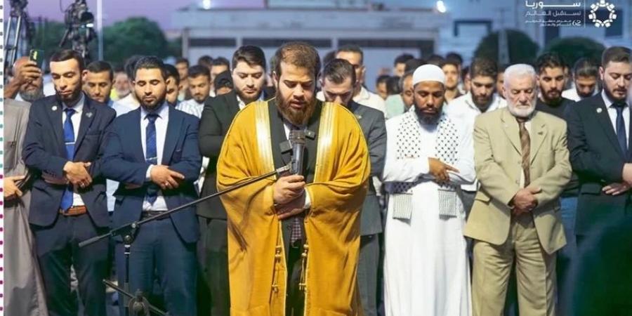 شاهد.. أدهم نابلسي يؤمّ المصلين في معرض دمشق الدولي - تليجراف الخليج