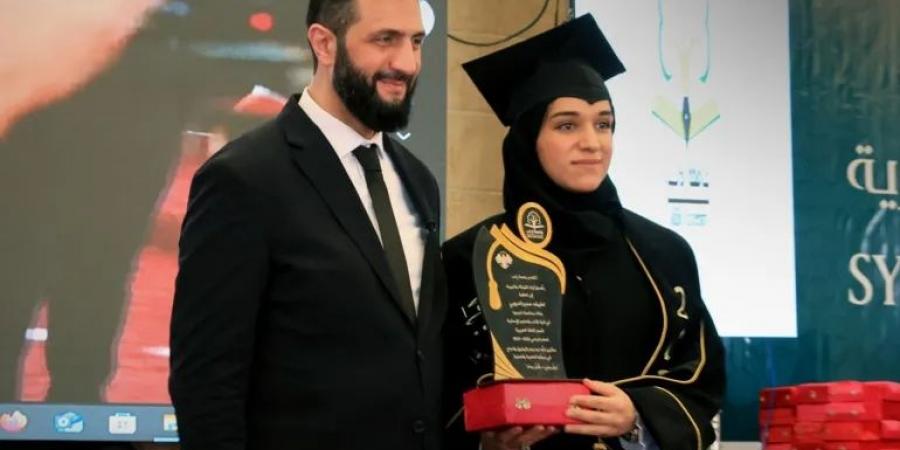 ظهرت بعباءة التخرج وألقت كلمة.. الرئيس السوري يحتفل بتخرج عقيلته من الجامعة - تليجراف الخليج