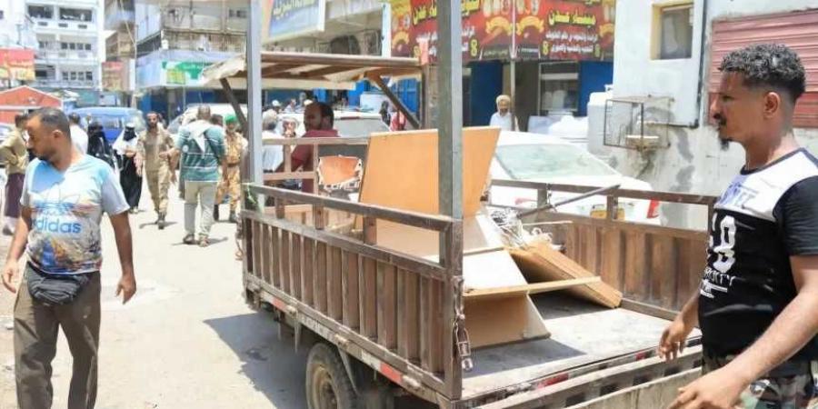 حملة واسعة في مديرية المعلا لإعادة ترتيب بيع القات ونقل الباعة من الأحياء السكنية - تليجراف الخليج
